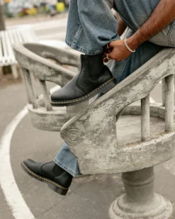 2976 Ambassador Leather Chelsea Boots in Black